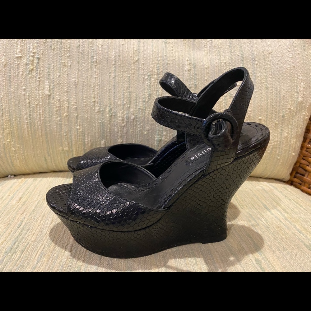 Alice and Olivia height platforms